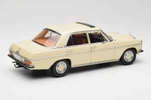 Mercedes W115 Strich 8 Krēmkrāsa Sun Star 1:18 4581 Metāls — attēls 3 no 8