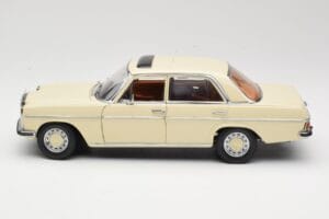 Mercedes W115 Strich 8 Krēmkrāsa Sun Star 1:18 4581 Metāls — attēls 4 no 8