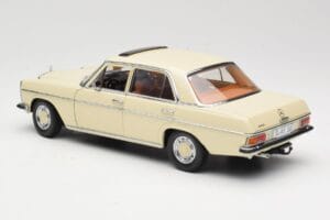 Mercedes W115 Strich 8 Krēmkrāsa Sun Star 1:18 4581 Metāls — attēls 7 no 8