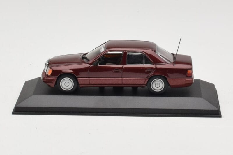 Mercedes W124 Dark Red Metallic Minichamps 1:43 Mercedes W124 Dark Red Metallic Minichamps 1:43 MB002 Metāls