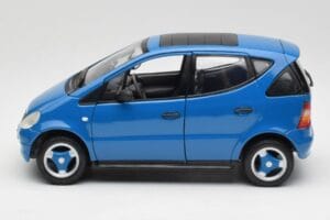 Mercedes A-Class W168 Azure Zils Maisto 1:18 50311 Metāls — attēls 4 no 8