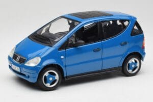 Mercedes A-Class W168 Azure Zils Maisto 1:18 50311 Metāls
