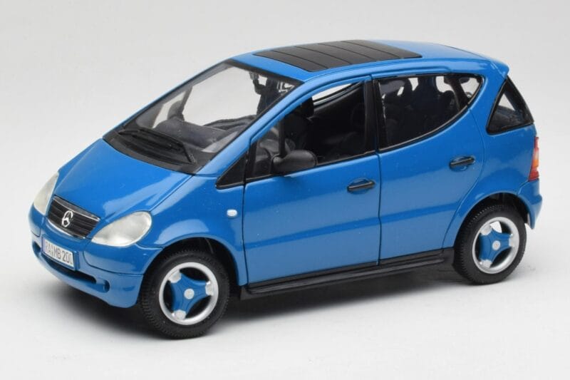 Mercedes A-Class W168 Azure Zils Maisto 1:18 50311 Metāls