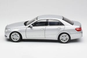 Mercedes E-klase W212 Avantgarde Iridium Sudrabs Krāsojums 2. izdevums Minichamps 1:18 B66960212-D2 Metāls — attēls 4 no 11