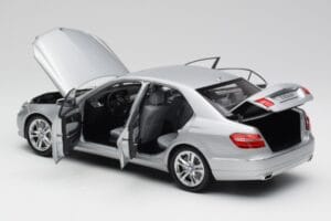 Mercedes E-klase W212 Avantgarde Iridium Sudrabs Krāsojums 2. izdevums Minichamps 1:18 B66960212-D2 Metāls — attēls 5 no 11