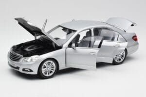 Mercedes E-klase W212 Avantgarde Iridium Sudrabs Krāsojums 1. izdevums Minichamps 1:18 B66960212-D1 Metāls — attēls 2 no 11