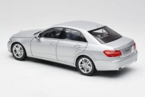 Mercedes E-klase W212 Avantgarde Iridium Sudrabs Krāsojums 1. izdevums Minichamps 1:18 B66960212-D1 Metāls — attēls 7 no 11