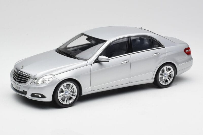 Mercedes E-klase W212 Avantgarde Iridium Sudrabs Krāsojums 1. izdevums Minichamps 1:18 B66960212-D1 Metāls