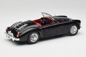 MGA English Roadster Melns Revell 1:18 84559091 Metāls — attēls 3 no 8