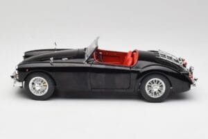 MGA English Roadster Melns Revell 1:18 84559091 Metāls — attēls 4 no 8