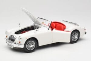 MGA Roadster Old English White Revell 1:18 08455 Metāls — attēls 2 no 8