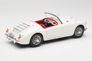 MGA Roadster Old English White Revell 1:18 08455 Metāls — attēls 3 no 8