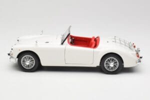 MGA Roadster Old English White Revell 1:18 08455 Metāls — attēls 4 no 8