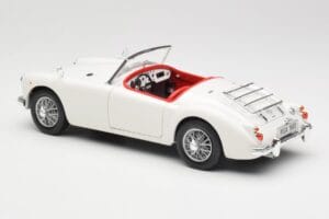 MGA Roadster Old English White Revell 1:18 08455 Metāls — attēls 7 no 8