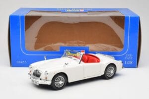 MGA Roadster Old English White Revell 1:18 08455 Metāls — attēls 8 no 8