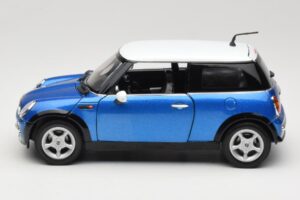 Mini Cooper R50 Zils ar Baltu Jumtu Mondo Motors 1:18 MINI004 Metāls — attēls 4 no 8