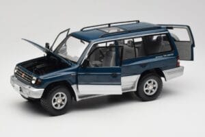Mitsubishi Pajero V20 LWB Zils & Sudrabs Sun Star 1:18 1212 Metāls — attēls 2 no 8