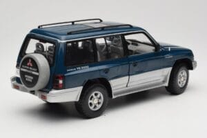Mitsubishi Pajero V20 LWB Zils & Sudrabs Sun Star 1:18 1212 Metāls — attēls 3 no 8
