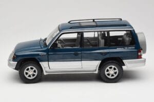 Mitsubishi Pajero V20 LWB Zils & Sudrabs Sun Star 1:18 1212 Metāls — attēls 4 no 8