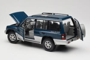 Mitsubishi Pajero V20 LWB Zils & Sudrabs Sun Star 1:18 1212 Metāls — attēls 5 no 8