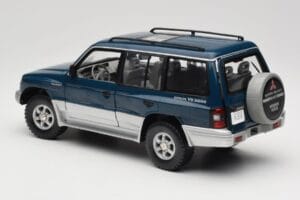 Mitsubishi Pajero V20 LWB Zils & Sudrabs Sun Star 1:18 1212 Metāls — attēls 7 no 8