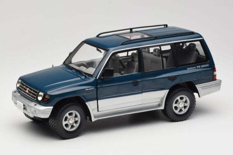 Mitsubishi Pajero V20 LWB Zils & Sudrabs Sun Star 1:18 1212 Metāls