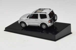Mitsubishi Pajero SWB Sudrabs AUTOart 1:43 57113 Metāls — attēls 3 no 4