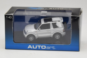 Mitsubishi Pajero SWB Sudrabs AUTOart 1:43 57113 Metāls — attēls 4 no 4