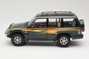 Mitsubishi Pajero V20 LWB Zaļš Sun Star 1:18 1225 Metāls — attēls 4 no 8