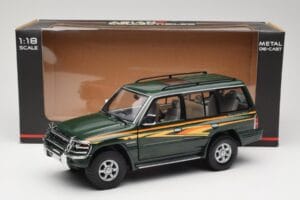 Mitsubishi Pajero V20 LWB Zaļš Sun Star 1:18 1225 Metāls — attēls 8 no 8