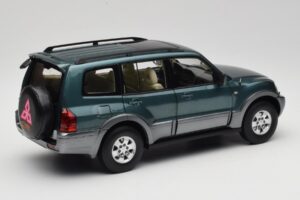 Mitsubishi Pajero V73 Zaļš YC Model 1:18 241218040101010215 Metāls — attēls 3 no 8