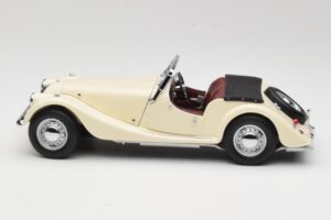 Morgan 4/4 Series II Balts Kyosho 1:18 08111W Metāls — attēls 4 no 8