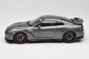 Nissan GT-R R35 Track Edition NISMO Gun Metallic MotorHelix 1:18 M83507 Metāls — attēls 4 no 8