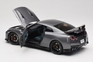 Nissan GT-R R35 Track Edition NISMO Gun Metallic MotorHelix 1:18 M83507 Metāls — attēls 5 no 8