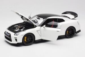 Nissan GT-R R35 Track Edition NISMO Pearl White MotorHelix 1:18 M83518 Metāls — attēls 2 no 8