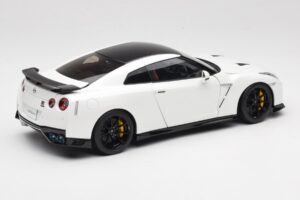 Nissan GT-R R35 Track Edition NISMO Pearl White MotorHelix 1:18 M83518 Metāls — attēls 3 no 8