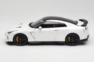 Nissan GT-R R35 Track Edition NISMO Pearl White MotorHelix 1:18 M83518 Metāls — attēls 4 no 8