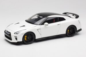 Nissan GT-R R35 Track Edition NISMO Pearl White MotorHelix 1:18 M83518 Metāls