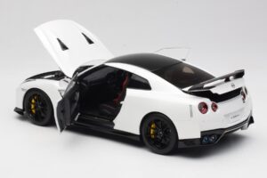 Nissan GT-R R35 Track Edition NISMO Pearl White MotorHelix 1:18 M83518 Metāls — attēls 5 no 8