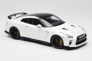 Nissan GT-R R35 Track Edition NISMO Pearl White MotorHelix 1:18 M83518 Metāls — attēls 6 no 8