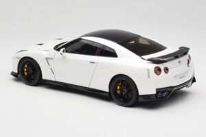 Nissan GT-R R35 Track Edition NISMO Pearl White MotorHelix 1:18 M83518 Metāls — attēls 7 no 8