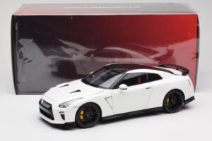 Nissan GT-R R35 Track Edition NISMO Pearl White MotorHelix 1:18 M83518 Metāls — attēls 8 no 8