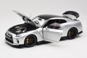 Nissan GT-R R35 Track Edition NISMO T-Spec Ultimate Metal Silver MotorHelix 1:18 M83517 Metāls — attēls 2 no 8