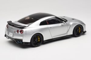 Nissan GT-R R35 Track Edition NISMO T-Spec Ultimate Metal Silver MotorHelix 1:18 M83517 Metāls — attēls 3 no 8