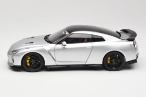 Nissan GT-R R35 Track Edition NISMO T-Spec Ultimate Metal Silver MotorHelix 1:18 M83517 Metāls — attēls 4 no 8