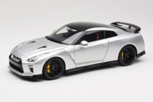 Nissan GT-R R35 Track Edition NISMO T-Spec Ultimate Metal Silver MotorHelix 1:18 M83517 Metāls