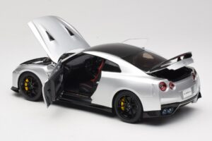 Nissan GT-R R35 Track Edition NISMO T-Spec Ultimate Metal Silver MotorHelix 1:18 M83517 Metāls — attēls 5 no 8