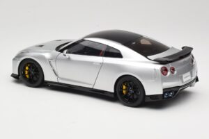 Nissan GT-R R35 Track Edition NISMO T-Spec Ultimate Metal Silver MotorHelix 1:18 M83517 Metāls — attēls 7 no 8