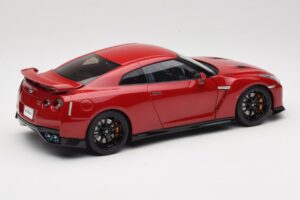 Nissan GT-R R35 Track Edition NISMO Vibrant Red MotorHelix 1:18 M83511 Metāls — attēls 3 no 8