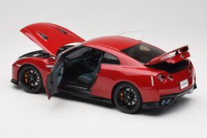 Nissan GT-R R35 Track Edition NISMO Vibrant Red MotorHelix 1:18 M83511 Metāls — attēls 5 no 8